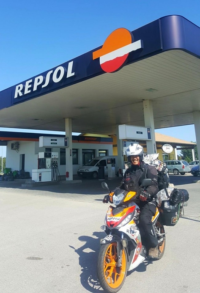 Dalam wawancara dengan Wolipop, Alfi juga menjawab pertanyaan dari warganet yang penasaran apa saja syarat membawa motor bebek ke luar negeri. Foto: Dok. pribadi Alfi.