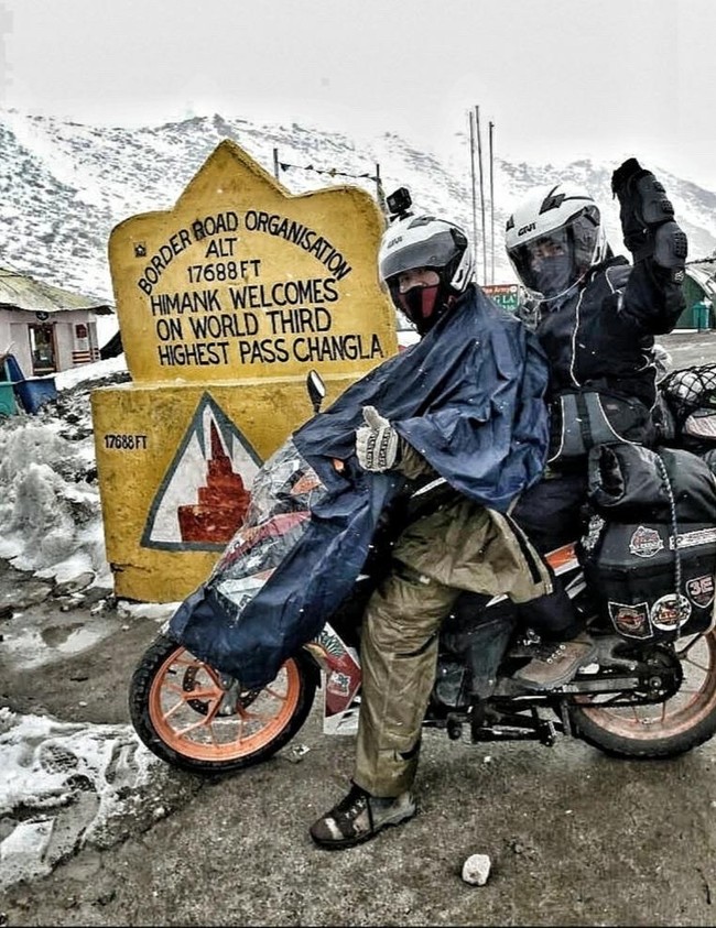 Pasutri tersebut viral setelah mengunggah video melalui akun TikTok @kapcaipackers. Dalam video yang diunggah terlihat, keduanya berkeliling menikmati keindahan kota Paris dengan motor bebek yang banyak dipakai di Indonesia. Ke kota cinta bersama yang tercinta 💕🥰💕🥰. #travel #fyp #kapcaipackers #roundtheworldtravel #kapcai #rs150r, tulis akun TikTok @kapcaipackers. Foto: Dok. pribadi Alfi.