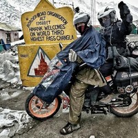 Pasutri tersebut viral setelah mengunggah video melalui akun TikTok @kapcaipackers. Dalam video yang diunggah terlihat, keduanya berkeliling menikmati keindahan kota Paris dengan motor bebek yang banyak dipakai di Indonesia. Ke kota cinta bersama yang tercinta 💕🥰💕🥰. #travel #fyp #kapcaipackers #roundtheworldtravel #kapcai #rs150r, tulis akun TikTok @kapcaipackers. Foto: Dok. pribadi Alfi.