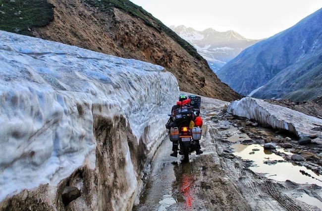 Bagi kamu yang suka berpetualang dengan menggunakan kendaraan pribadi, Alfi pun memberikan tipsnya. Jangan takut untuk travelling ke luar negeri pakai kendaraan pribadi. Untuk urusan di border setiap negara tidak terlalu susah jika semua dokumen lengkap kok, tutupnya. Foto: Dok. pribadi Alfi.