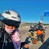 Kami melalui 25 negara, cuma empat negara saja yang kami perlukan untuk mengurus visa. Selain visa, perlu sediakan dokumen untuk kendaraan tersebut, tuturnya. Saat keliling ke berbagai negara dengan motor, Alfi dan istrinya mendatangi berbagai negara di kawasan Rusia dan Eropa. Foto: Dok. pribadi Alfi.