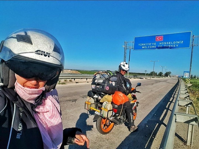 Viral pasangan suami istri yang keliling dunia membawa motor bebek.