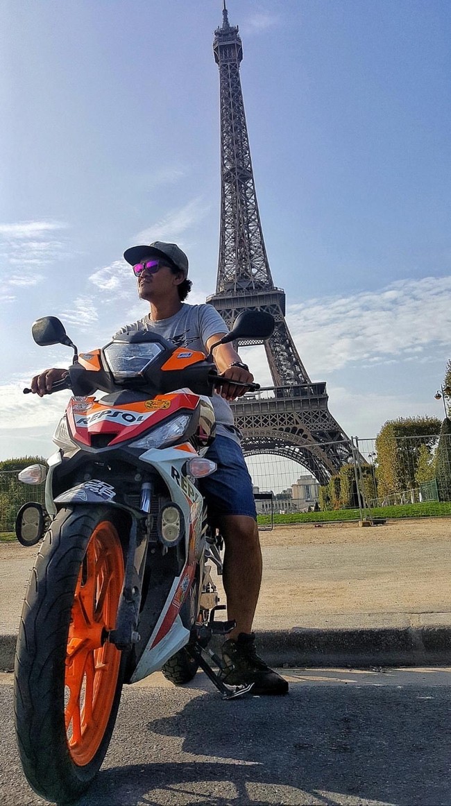 Menurut Alfi, awalnya, motor bebek tersebut ia beli sendiri. Namun ketika aksinya keliling dunia menggunakan motor bebek viral, dia mendapatkan hadiah motor dari sebuah brand otomotif setelah kembali ke Malaysia. Foto: Dok. pribadi Alfi.