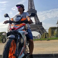 Menurut Alfi, awalnya, motor bebek tersebut ia beli sendiri. Namun ketika aksinya keliling dunia menggunakan motor bebek viral, dia mendapatkan hadiah motor dari sebuah brand otomotif setelah kembali ke Malaysia. Foto: Dok. pribadi Alfi.