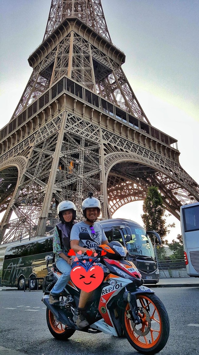 Alfi mengungkapkan dia dan sang istri berangkat dari Malaysia pada 8 April 2017. Mereka sampai di Paris pada Agustus 2017. Dan melanjutkan perjalanannya ke berbagai negara lainnya untuk keliling dunia menggunakan sepeda motor. Kami keliling dunia dalam rangka menyambut ulang tahun kemerdekaan negara Malaysia ke-60, jelasnya. Foto: Dok. pribadi Alfi.