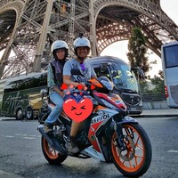 Alfi mengungkapkan dia dan sang istri berangkat dari Malaysia pada 8 April 2017. Mereka sampai di Paris pada Agustus 2017. Dan melanjutkan perjalanannya ke berbagai negara lainnya untuk keliling dunia menggunakan sepeda motor. Kami keliling dunia dalam rangka menyambut ulang tahun kemerdekaan negara Malaysia ke-60, jelasnya. Foto: Dok. pribadi Alfi.