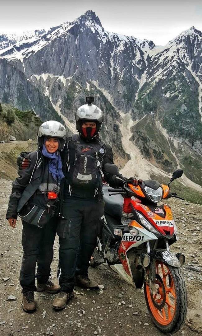 Wolipop sudah mewawancarai Mohammad Alfishahrin atau biasa disapa Alfi yang mengunggah momen dirinya dan istri jalan-jalan di Paris naik motor bebek. Alfi dan sang istri yang bernama Diana merupakan warga Selangor, Malaysia. Alfi kemudian menceritakan kisah di balik video TikToknya tersebut. Foto: Dok. pribadi Alfi.