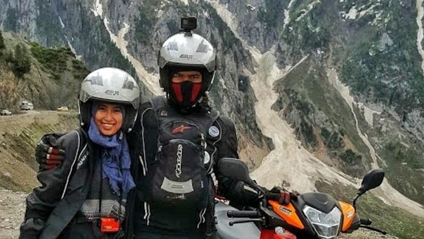 10 Potret Pasangan Viral Keliling Dunia Naik Motor Bebek ke 25 Negara