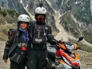 10 Potret Pasangan Viral Keliling Dunia Naik Motor Bebek ke 25 Negara