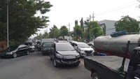Dalam laporan Inrix 2021 Traffic Scorecard, Surabaya menduduki peringkat pertama kota paling macet di Indonesia. Surabaya juga menjadi kota termacet ke-41 di dunia. Sebagai catatan, peringkat INRIX ini dihitung berdasarkan tingkat keparahan kemacetan (jam yang terbuang selama macet) yang ditimbang berdasarkan ukuran kota. Menurut catatan Inrix, jumlah total waktu yang terbuang dalam kemacetan selama periode jam sibuk di Surabaya mencapai 62 jam dalam setahun. (Amir Baihaqi/detikcom)