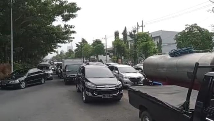 Warga Surabaya Keluhkan Aksi Demo Buruh yang Bikin Macet