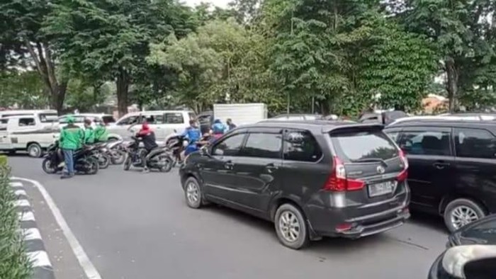Warga Surabaya Keluhkan Aksi Demo Buruh yang Bikin Macet