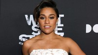 Ariana DeBose tampak anggun dengan gaun putih berpayet. Dalam West Side Story, Ariana DeBose memerankan Anita. (Foto: dok. Instagram @westsidestorymovie) 