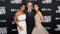 Steven Spielberg bersama Rachel Zegler dan Ariana DeBose di karpet merah New York Premiere film West Side Story. (Foto: dok. Instagram @westsidestorymovie) 