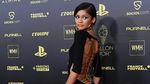 Zendaya Anggun Bergaun Hitam Backless , Tom Holland Peluk dari Belakang