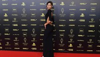Penampilan Zendaya lagi-lagi mencuri perhatian dengan gaun hitam panjang backless dan heels hitam. (Foto: Getty Images/Aurelien Meunier)