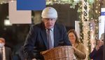 Momen PM Boris Johnson Bersepeda ke Pasar Malam