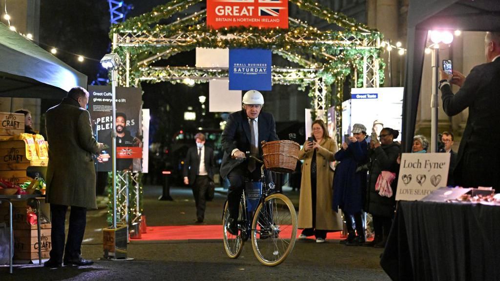 Momen PM Boris Johnson Bersepeda ke Pasar Malam