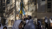 Sejatinya, di bawah rezim Taliban, para perempuan hanya boleh sekolah hingga lulus SD. Namun pihak sekolah SMP Tajrobawai berhasil membujuk penguasa lokal Taliban di Herat untuk membolehkan SMP tersebut beroperasi.