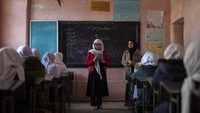 Aktivitas belajar bagi perempuan SMP ini terbilang langka di baawah rezim Taliban. Sekolah yang berhasil membujuk penguasa lokal membuat remaja putri ini masih bisa bersekolah.