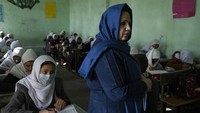 Tampak para perempuan ini mengunakan penutup kepala tanpa cadar atau penutup wajah.