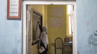 Guru menjelaskan pelajaran di depan kelas di Herat, 800an km sebelah barat Ibu Kota Kabul.