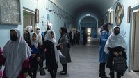 Para siswa melintasi lorong sekolah SMP Tajrobawai Girls High School, di Herat, Afghanistan, (25/11/2021).  Herat merupakan kota dengan jarak 400an km dari perbatasan Afghanistan-Iran. Sosial budaya Herat banyak terpengaruh oleh Persia sehingga dikenal sebagai Little Iran.