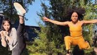 Alaqua Cox mengenyam pendidikan di Wisconsin School for the Deaf. Seperti halnya Makkari di Eternals, Echo juga dikisahkan sebagai tunarungu. Gaya Alaqua dan pemeran Makkari, Lauren Ridloff, di belakang layar. (Foto: dok. Instagram @alaquacox) 