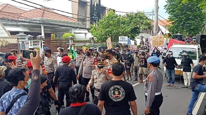 Aliansi Mahasiswa Papua berdemonstrasi di Denpasar, Bali. Demo tersebut diwarnai kericuhan dengan ormas. Polisi datang membubarkan ricuh. (dok Istimewa)