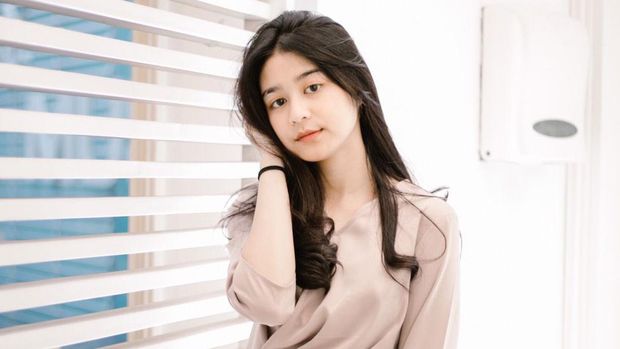 Alin Alfauziah sempat kerap dimarahi sutradara karena aktingnya kaku.