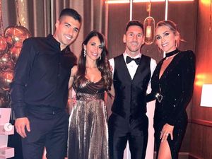 7 Gaya Istri Lionel Messi di Ballon dOr, Diminta Minggir & Ditatap Tajam Suami