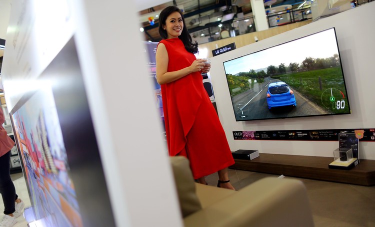 Asyiknya Maen Game di TV OLED dari LG PT LG Electronics Indonesia (LG) semakin gencar memperluas pemasaran TV OLED dengan menjangkau segmen untuk kebutuhan gaming.