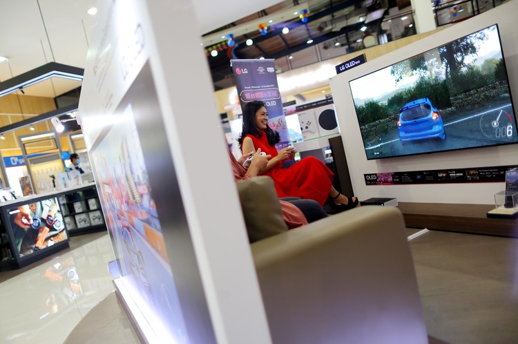 Asyiknya Maen Game di TV OLED dari LG PT LG Electronics Indonesia (LG) semakin gencar memperluas pemasaran TV OLED dengan menjangkau segmen untuk kebutuhan gaming.
