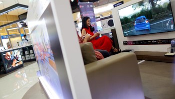 Pengembangan firmware pada TV OLED C1 dan G1juga membuat LG tercatat sebagai pabrikan pertama yang memberi kemampuan dukungan Dolby Vision HDR pada resolusi 4Kdan refresh rate 120Hz untuk gaming. 