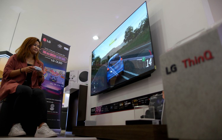 Asyiknya Maen Game di TV OLED dari LG PT LG Electronics Indonesia (LG) semakin gencar memperluas pemasaran TV OLED dengan menjangkau segmen untuk kebutuhan gaming.
