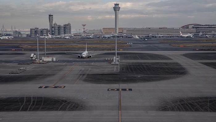 Jepang larang warga negara asing masuk ke wilayahnya gegara varian Omicron yang bikin geger dunia. Imbas larangan itu, aktivitas di Bandara Haneda tampak sepi.