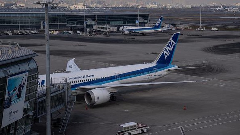 Jepang larang warga negara asing masuk ke wilayahnya gegara varian Omicron yang bikin geger dunia. Imbas larangan itu, aktivitas di Bandara Haneda tampak sepi.