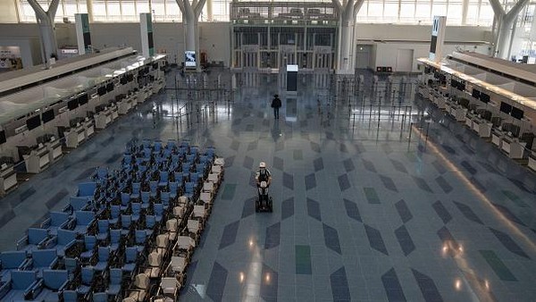 Peringkat kedua diraih oleh Bandara Haneda Tokyo, Jepang di tengah pembatasan yang diberlakukan untuk orang asing. Bandara ini juga menduduki posisi ke delapan dalam kategori bandara tersibuk di dunia. (Getty Images/Carl Court)