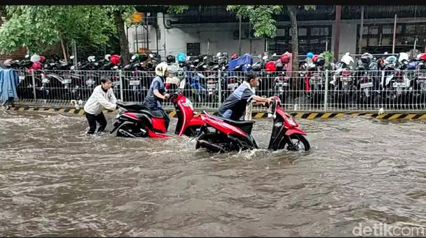 banjir di jalan peltu sujono kota malang