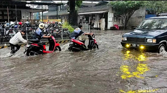 banjir di jalan peltu sujono kota malang