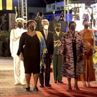 Pada parade hari kemerdekaan yang digelar Senin, (29/11/2021) Perdana Menteri Barbados Mia Mottley mendeklarasikan bahwa Rihanna adalah Pahlawan Negara Barbados. Dalam pidatonya, Mia berharap jika musisi tersebut bersinar seperti berlian (Diamonds) dan membawa kehormatan bagi negaranya dengan karya dan tindakan sang musisi. Foto: AP/Jeff J Mitchell