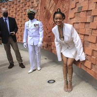 Rihanna pun tampil semiformal mengenakan dress dan long blazer serba putih. Foto: AP/Jeff J Mitchell