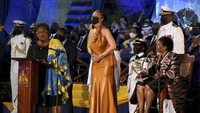 Rihanna dipanggil ke hadapan orang banyak untuk diberi selamat oleh Perdana Menteri Mia Mottley. (AP/Jeff J Mitchell)