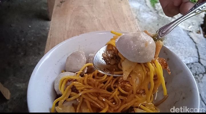 Baso Bening Villa Duta: Kenikmatan Bakso Yamin Tanpa Kuah yang Jadi Favorit YouTuber