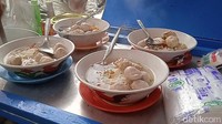 Kalau mau dapet bakso urat, datang ke sini paling lambat jam 1. Malah kalau lagi nggak hujan jam 1 juga udah habis bakso uratnya. (Padahal) Buka dari jam 11, kata Iwan selaku pekerja warung bakso lainnya. Foto: detikcom/Diah Afrilian