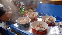 Saat memasuki musim hujan, hidangan berkuah yang gurih hangat selalu dicari. Mulai dari pilihan mie, kuah yang bening dan gurih, hingga ciri khas hanya menyajikan bakso kecil membuat Baso Bening Villa Duta ini berbeda dengan bakso lainnya. Foto: detikcom/Diah Afrilian