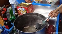 Saat disambangi detikfood (28/11), terlihat berbagai pelengkap dan bakso urat di warung bakso yang sudah buka mulai pukul 11 siang ini sudah habis. Hanya tersisa bihun dan sedikit mie kuning serta pilihan bakso kecil halus dan bakso kecil campur. Foto: detikcom/Diah Afrilian