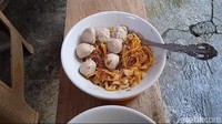 Menu andalannya, bakso kering yamin tanpa kuah. Memanfaatkan sisa mie kuning yang ada, kami memesan seporsi bakso yamin yang ternyata rasanya cukup unik. Foto: detikcom/Diah Afrilian