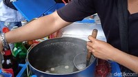 Cuaca yang saat itu tengah hujan membuat banyak pelanggan memilih pesan bakso untuk dibungkus. Menurut pengakuan pekerja di warung bakso tersebut, saat tidak hujan warung bakso akan sangat ramai dan habis hanya dalam kurun waktu 3-4 jam saja. Foto: detikcom/Diah Afrilian