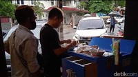 Bakso yang berdiri di atas sepetak tanah di samping apotek ini tidak bisa diragukan kelezatannya. Hanya menyediakan tempat duduk untuk sekitar 4 sampai 5 orang saja, banyak pelanggan rela datang untuk makan di dalam mobil maupun di halaman apotek. Foto: detikcom/Diah Afrilian